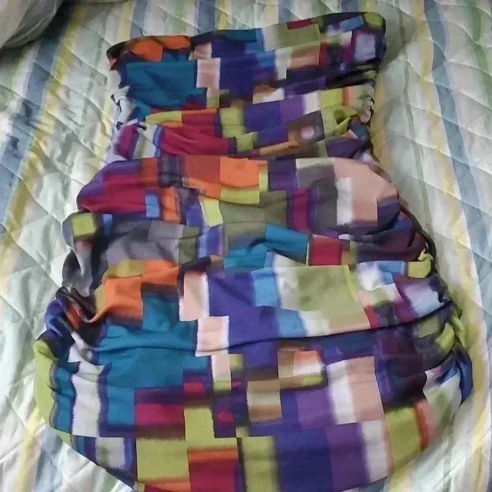 Beautiful dress with geometric design - Picture 7 of 7